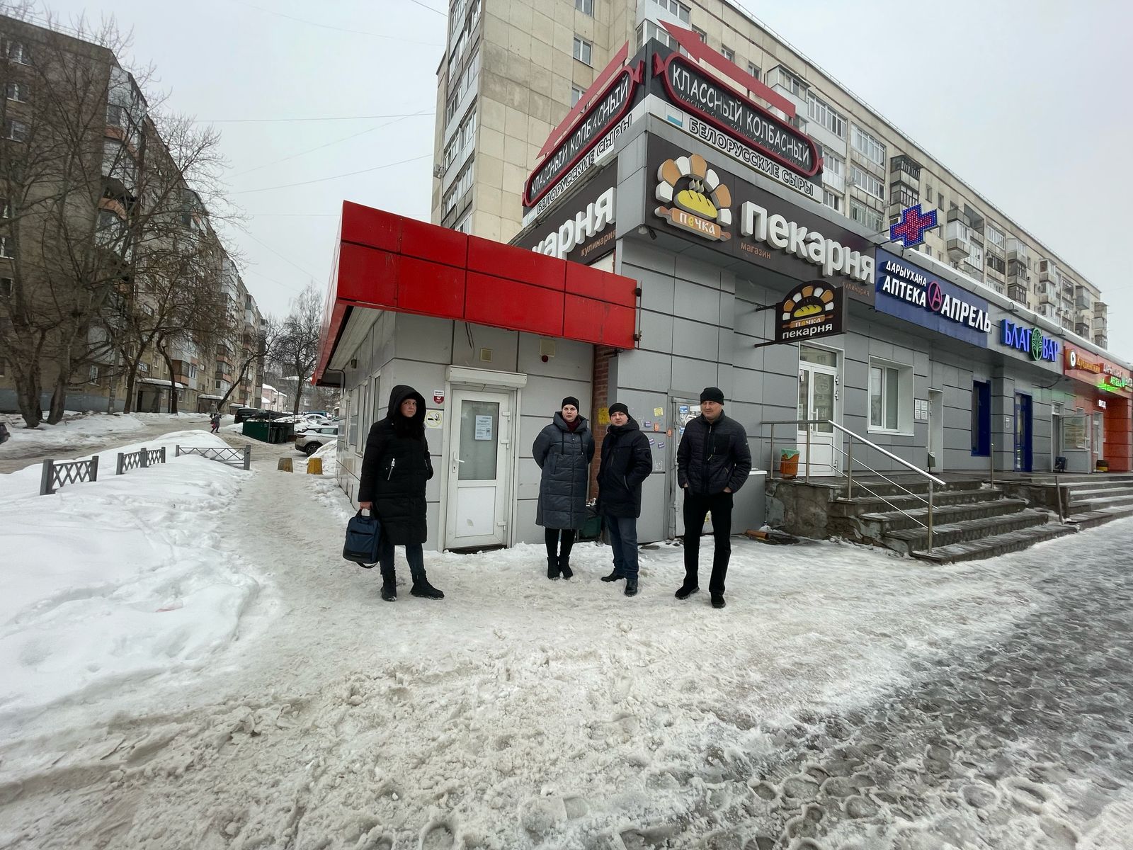 В Калининском районе продолжается работа по выявлению самовольно установленных нестационарных торговых объектов