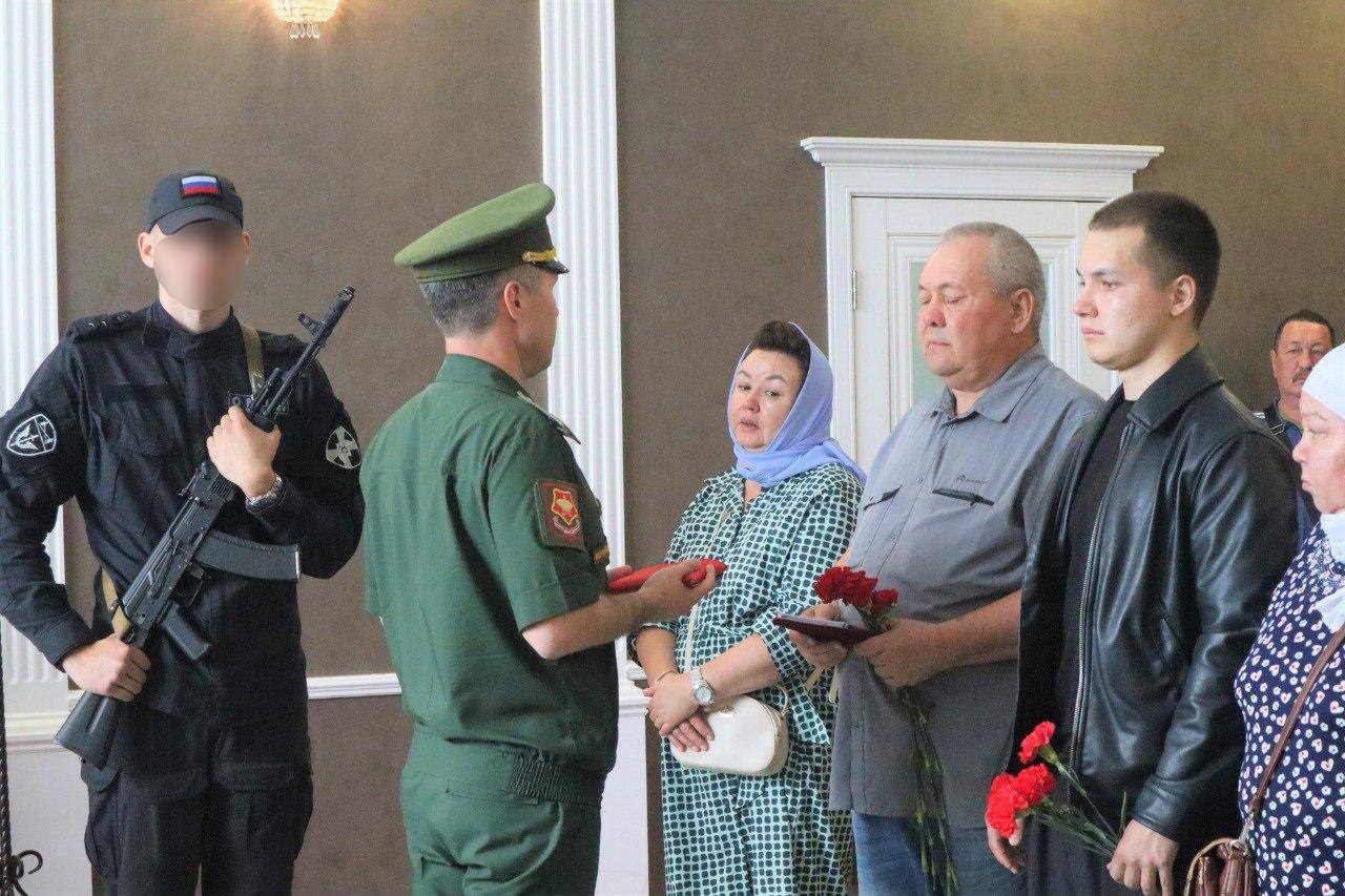 Кто знамени присягнул единожды