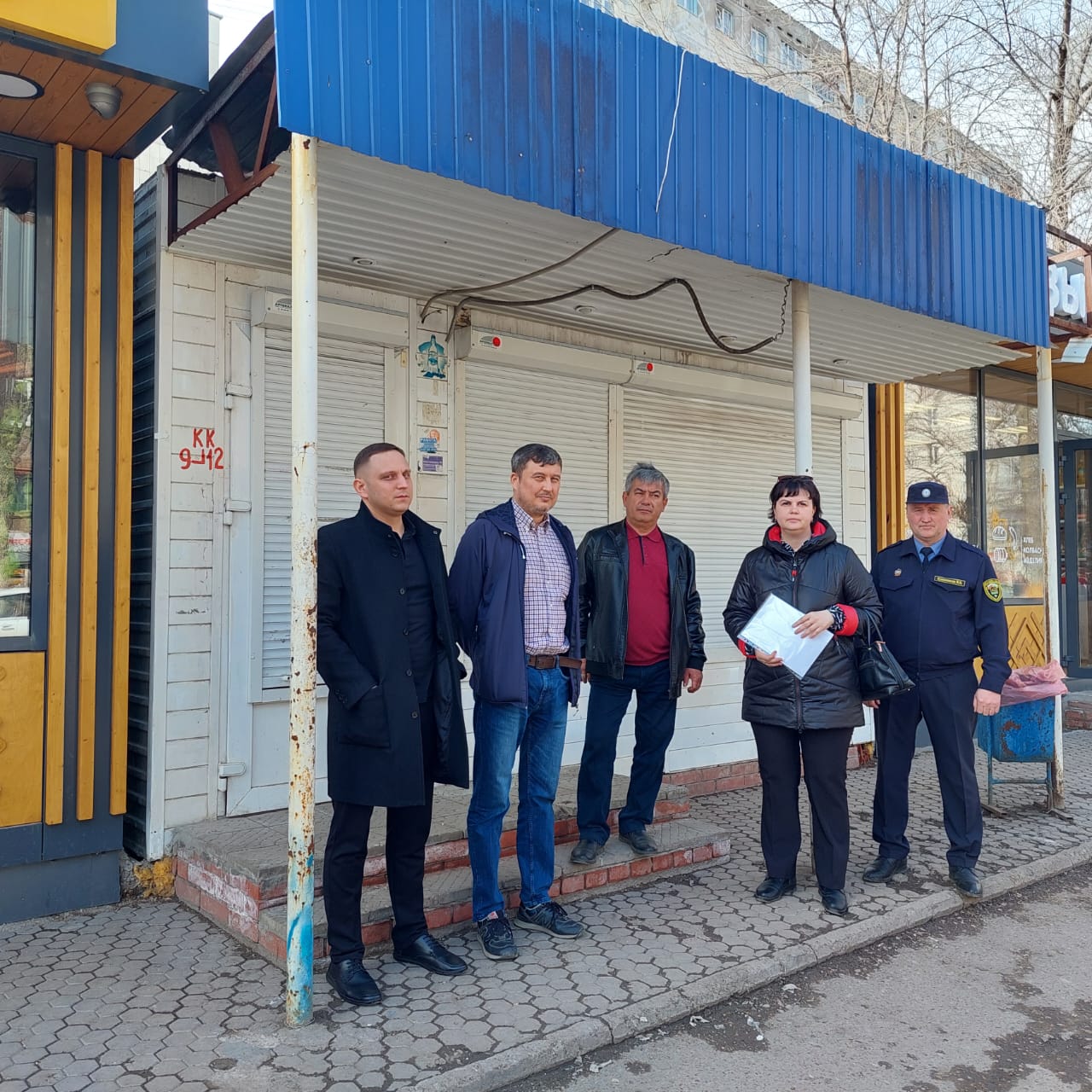 В Калининском районе продолжается работа по выявлению самовольно установленных нестационарных торговых объектов