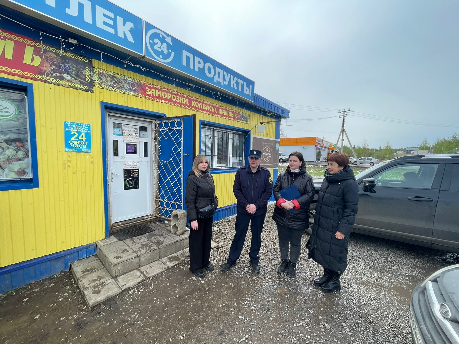 В Калининском районе продолжается работа по выявлению самовольно установленных нестационарных торговых объектов
