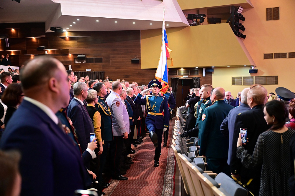 Равнение на мужество и стойкость