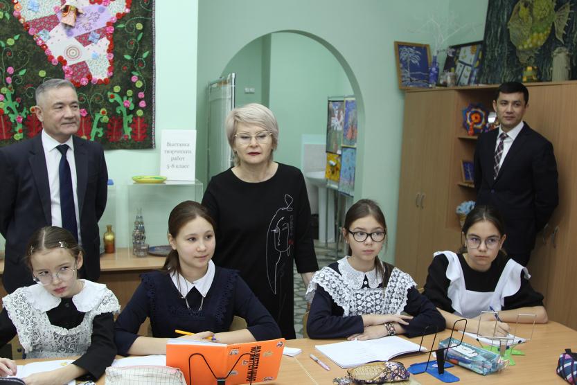 С особым вниманием к национальному образованию