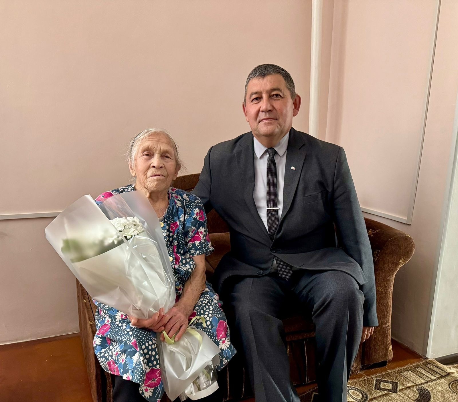 В Ленинском районе Уфы поздравили ветерана труда с 95-летием