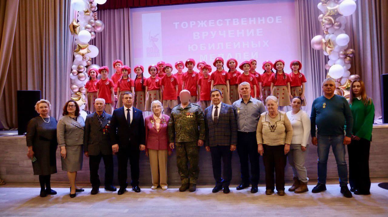 Олег Котов вручил юбилейные медали «80 лет Победы в Великой Отечественной войне»