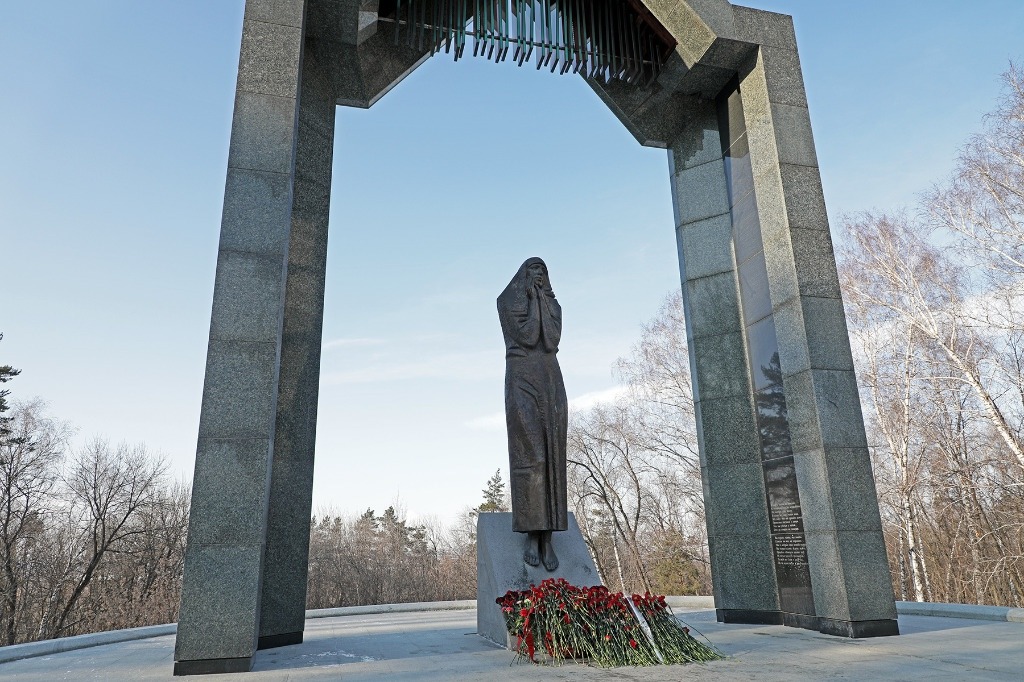 В памяти живы